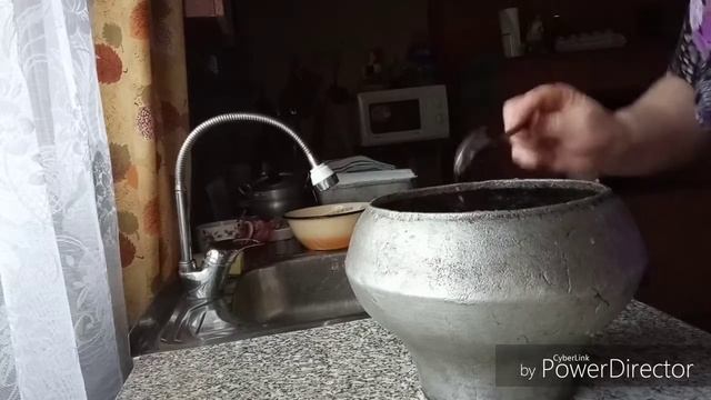 Варим зелёные щи, печём хлеб , ждём мужа. смотреть онлайн