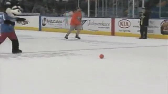 Mac's Mascot Mania Broomball Game смотреть онлайн
