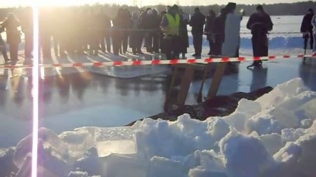 Освящение воды в проруби на Крещение смотреть онлайн