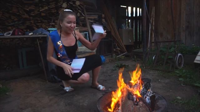 ? СЖИГАЮ Школьный АТТЕСТАТ На Костре ? смотреть онлайн