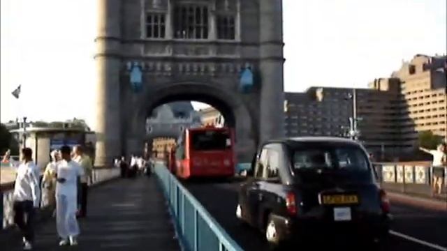Crossing the Tower Bridge (London) / Пересечение Тауэрского моста (Лондон) смотреть онлайн