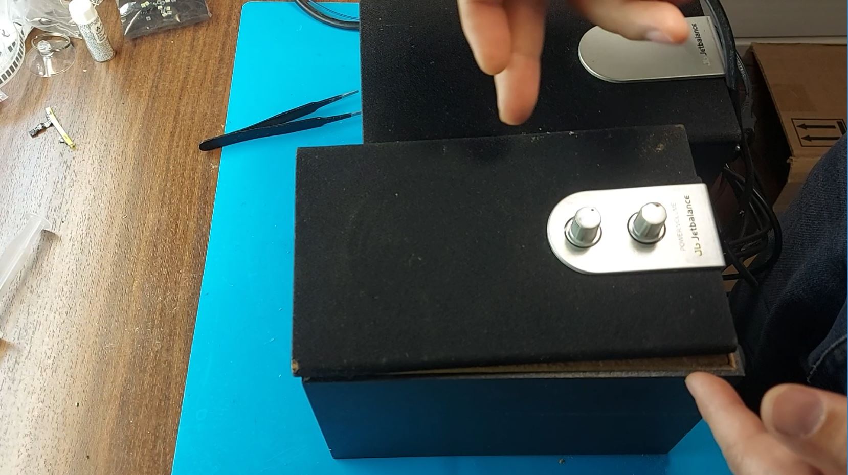 Как заменить провод между колонками и AUX разъем на компьютерных колонках JB Letbalance JB-211. смотреть онлайн