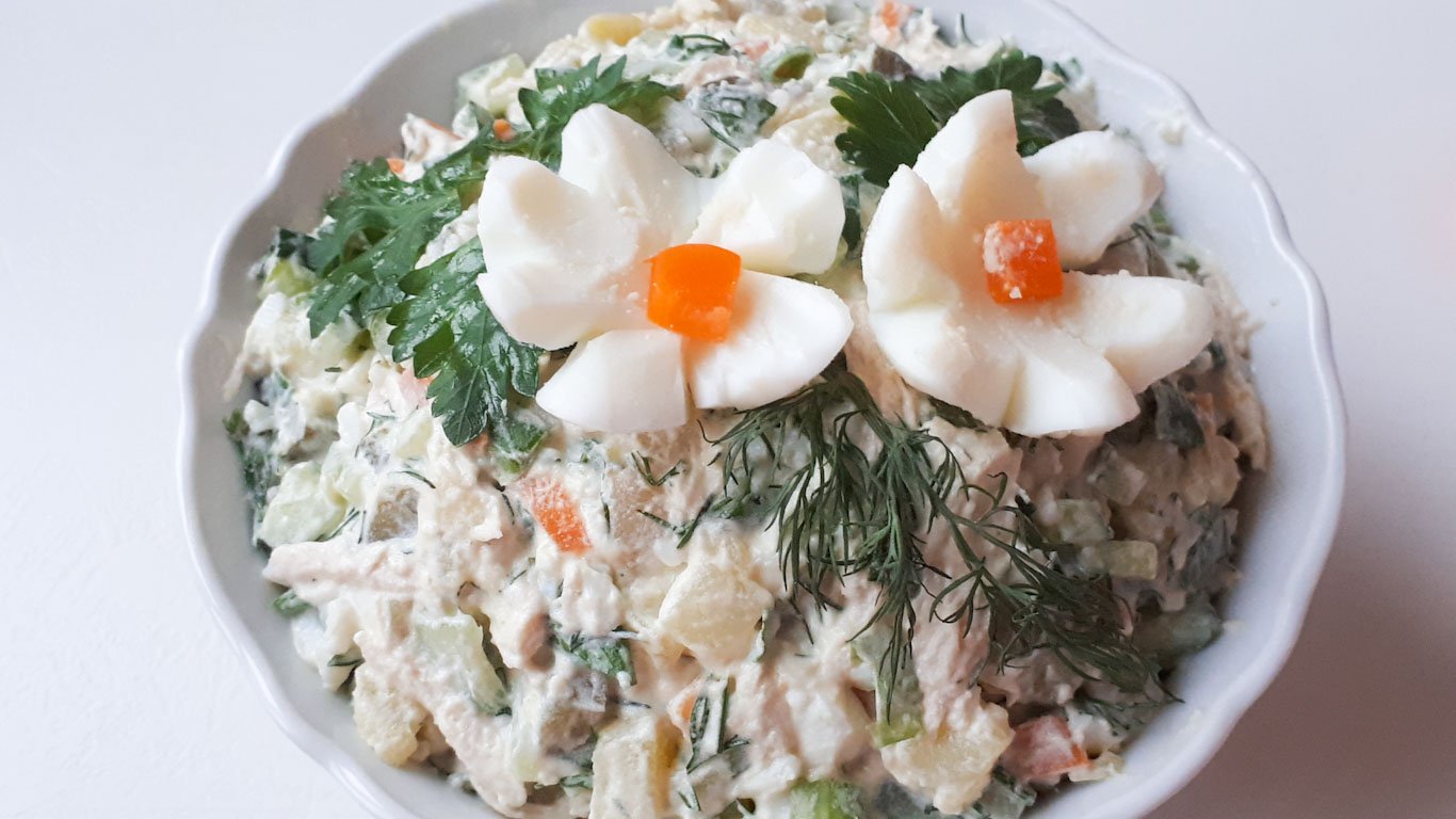 Оливье с курицей – это вкусный салат с куриной грудкой. Рецепт салата с курицей классический. смотреть онлайн