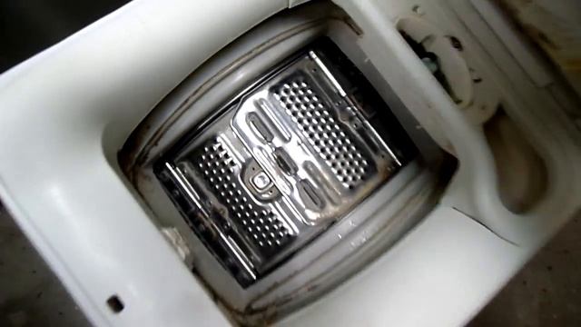 Jak wyczyścić filtr pompy w pralce Electrolux EWT 1066 смотреть онлайн