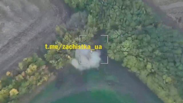 БПЛА-камикадзе "Ланцет" уничтожает украинскую МТЛБ.mp4 смотреть онлайн