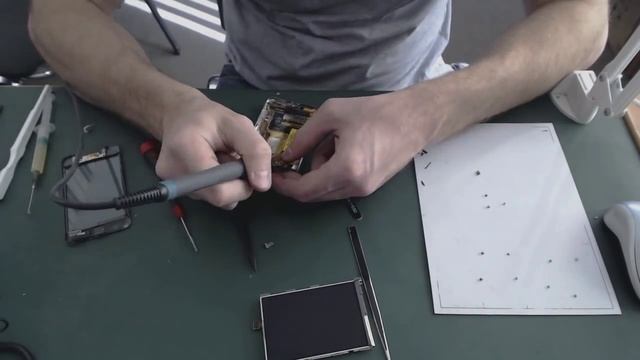 Замена разъема наушников на iPod Touch 3 смотреть онлайн