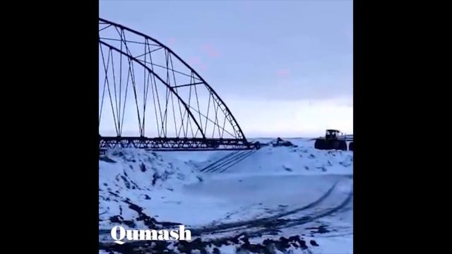 Сельчане без помощи властей проложили мост через рукав Иртыша смотреть онлайн