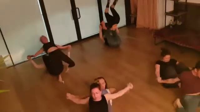 "ТАИНСТВЕННАЯ-зимняя херобора" Moscow AcroFamily (Акройога Москвы) и Яна Бадьянова смотреть онлайн