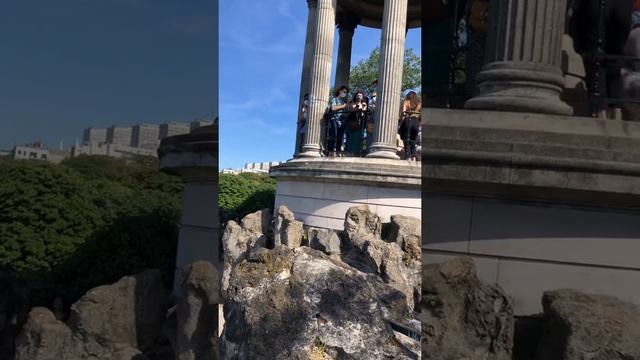 Parc des Buttes-Chaumont Paris смотреть онлайн