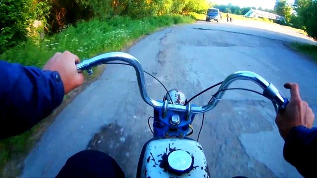 ОЖИВИЛ Мопед Рига-11. ПРОДУБАС по поселку и у реки / Took a ride on a moped Riga 11 смотреть онлайн