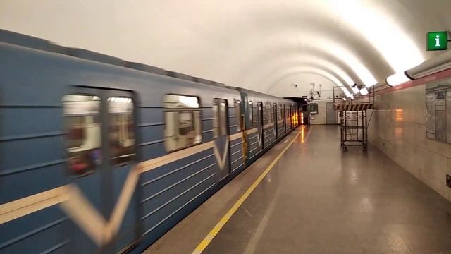 ЕМ501/ЕМА502/ЕМХ503 прибывает на станцию метро Площадь Ленина. смотреть онлайн