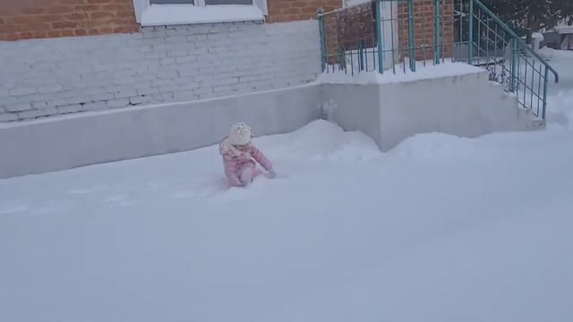 Соня идёт в сад зимой по снежку. смотреть онлайн