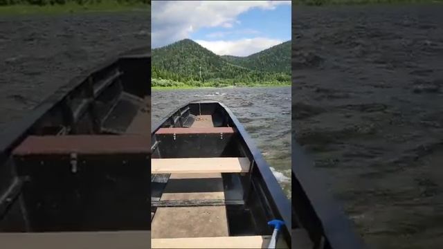 Лодка "Шитик" с двигателем на винте по перекатам. смотреть онлайн