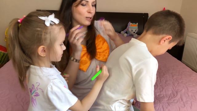 Мама и дети делают цветные футболки и учат цвета смотреть онлайн