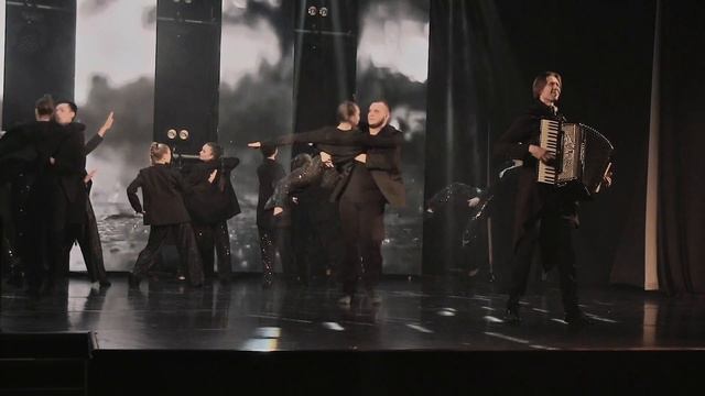 Современное танго "Танец дождя" аккордеонист Андрей Сидоров и шоу-группа "Артес"/Динамично/ Красиво смотреть онлайн