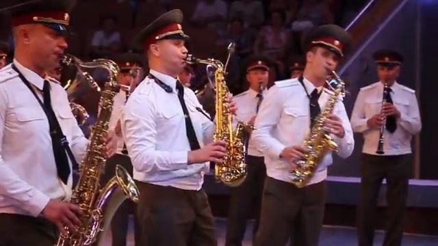 Военный оркестр удивляет своим репертуаром смотреть онлайн