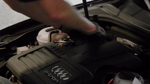 A3 e-Tron Engine Cover R&R смотреть онлайн