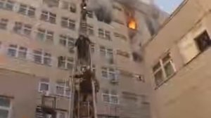 При пожаре люди прыгают с окон