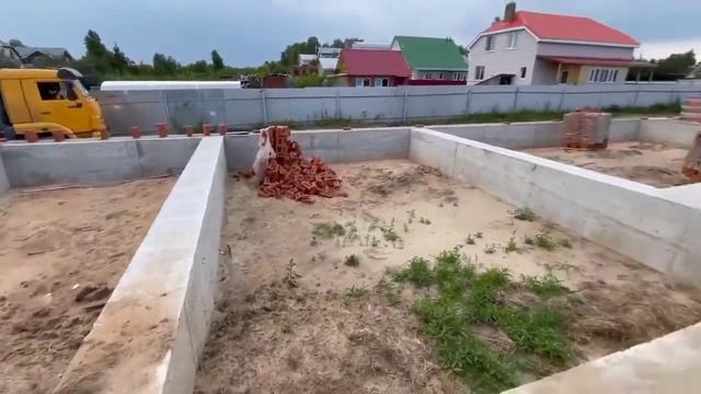 Строительство дома с бассейном. Часть 2. Начало кладки стен из кирпича смотреть онлайн