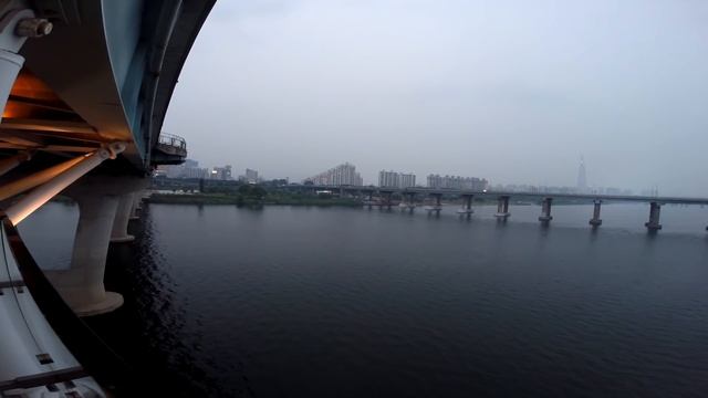 Полное видео: Cтеклянная капсула Riverview 8th Avenue в Сеуле под мостом Gwangjingyo смотреть онлайн