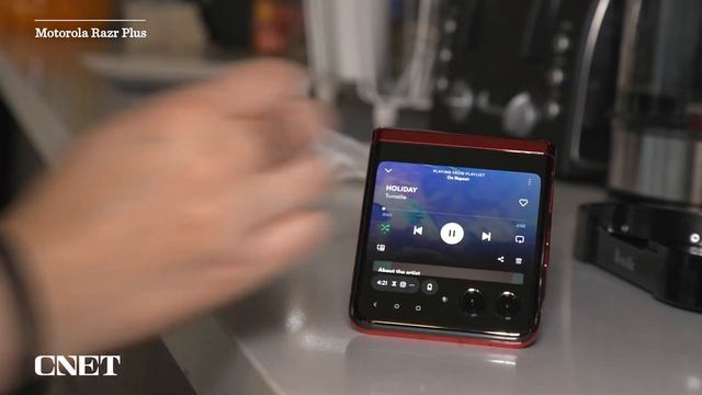 Galaxy Z Flip 5 Hands On: Check Out that Bigger Cover Screen смотреть онлайн