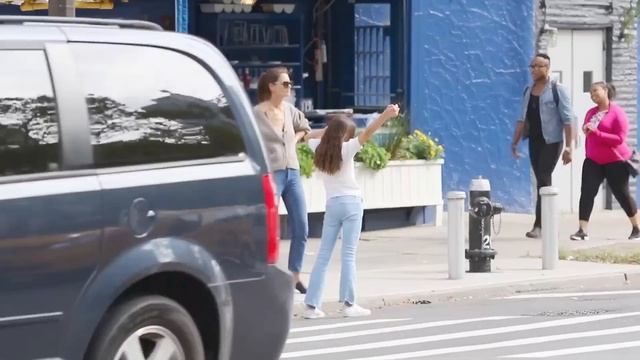 Tom Cruise & Katie Holmes' daughter Suri makes big screen debut смотреть онлайн