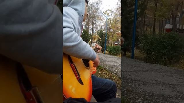Парень очень классно сыграл песню "засыпаю и вижу тот сон" на гитаре смотреть онлайн
