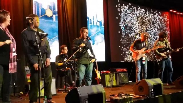 Null Pointers performing Come Together from Beatles at the JavaOne Java Community Keynote смотреть онлайн