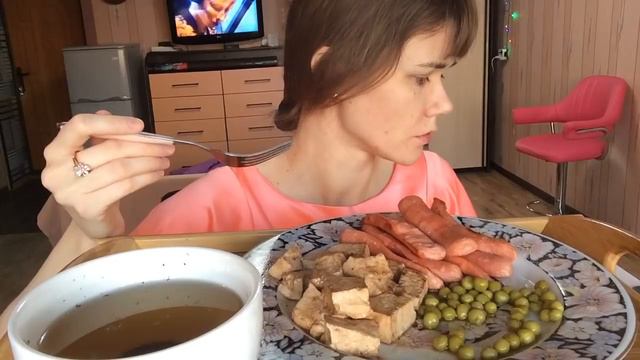 Пробуем вкусняшки: тофу, зелёный горошек, сосиски. #мукбанг #mukbang смотреть онлайн