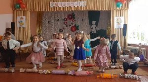 Танец "Детки-конфетки" на утреннике в детском саду.