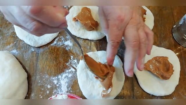 Пирожки с вареной сгущенкой из дрожжевого теста смотреть онлайн