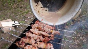 Зачем опытные мангальщики сыпят соль на угли, когда жарят шашлык