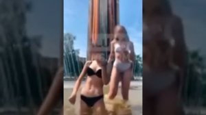 Две школьницы станцевали в нижнем белье в фонтане у мемориала Победы в Калуге