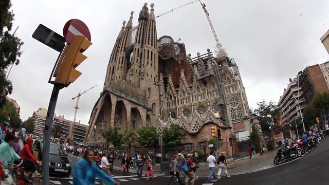 near Sagrada-Familia смотреть онлайн