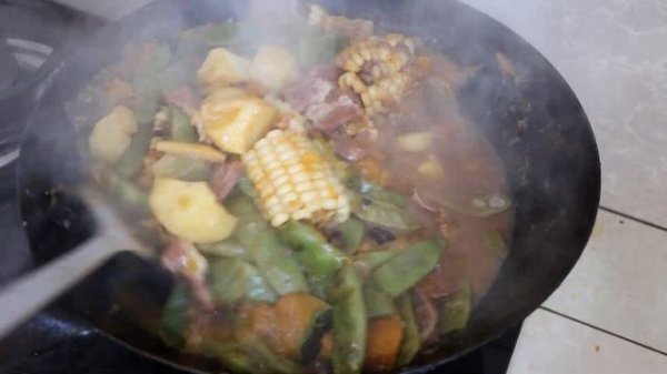 【百味大彭】大彭做农家菜,东北一锅出,4种食材一起炖,再铺层大饼子太香了