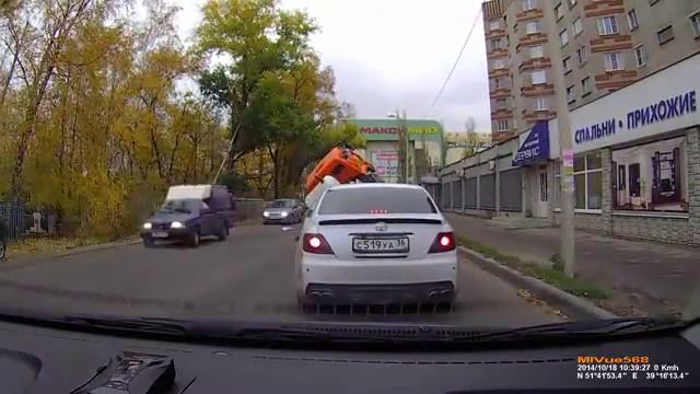 Как провалилась бетономешалка в Воронеже смотреть онлайн