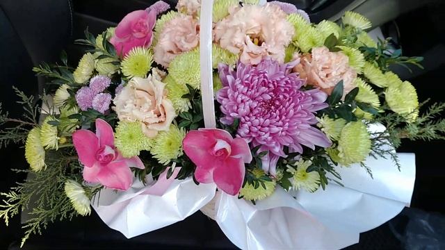 ОСЕННЯЯ КОРЗИНА С ЦВЕТАМИ В НЕЖНЫХ ТОНАХ смотреть онлайн