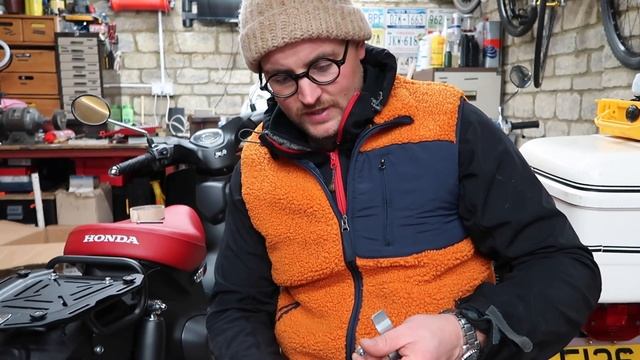 HOW TO PUT A TOP BOX ON A MOTORBIKE - 2022 JA58 HONDA SUPERCUB C125 смотреть онлайн