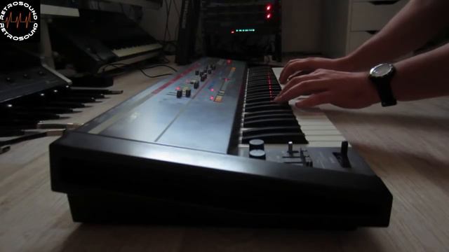 Roland Juno-106 analog synthesizer sound tutorial - Eurythmics Sweet Dreams смотреть онлайн