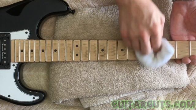 How to Clean a Maple Fretboard Correctly - DIY guitar maintenance maple neck смотреть онлайн