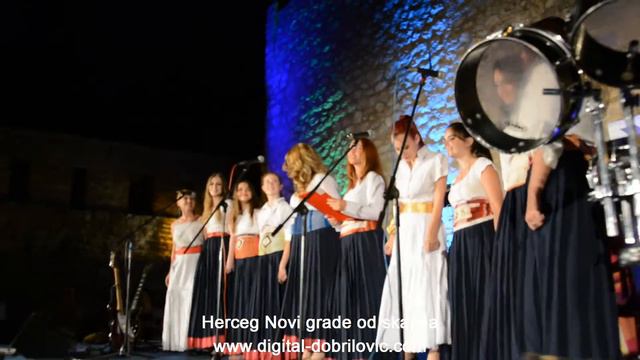 HERCEG NOVI GRADE OD SKALINA / ŽENSKA KLAPA "LIRA" UŽIVO H.NOVI смотреть онлайн