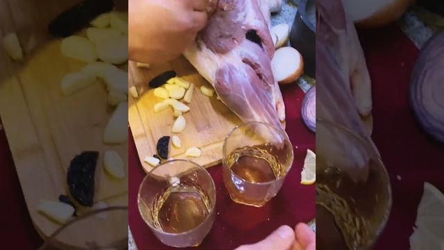Баранья нога начинённая чесноком и черносливом с Мятным Соусом. смотреть онлайн