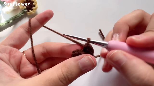 ♡ Crochet Mini Bouquet Keychain Tutorial | No Sewing Needed ♡ смотреть онлайн