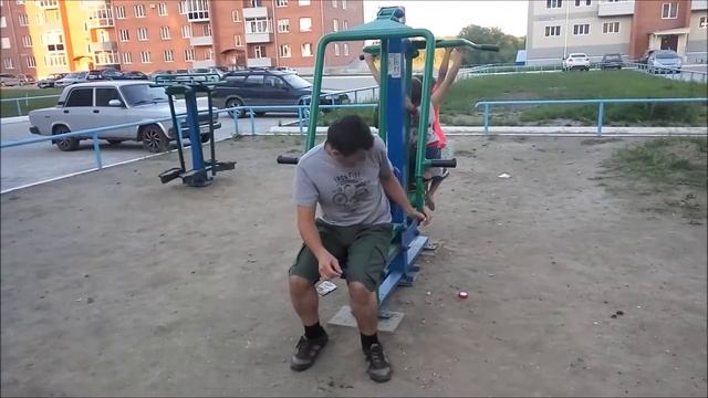 КЛАССНЫЕ Уличные тренажёры во дворе смотреть онлайн