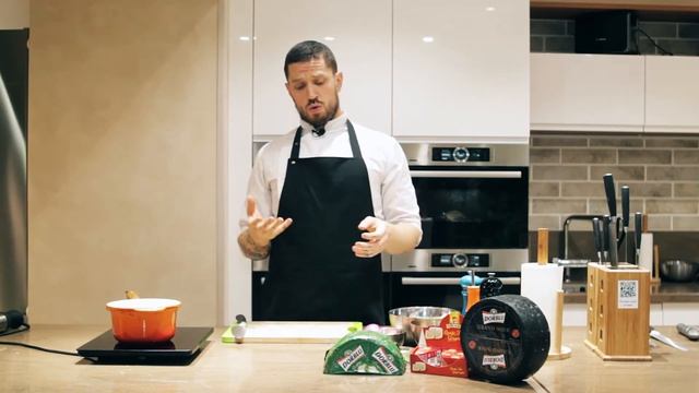 Крем-суп из кукурузы с пудрой из тархуна и мороженным из горгонзолы