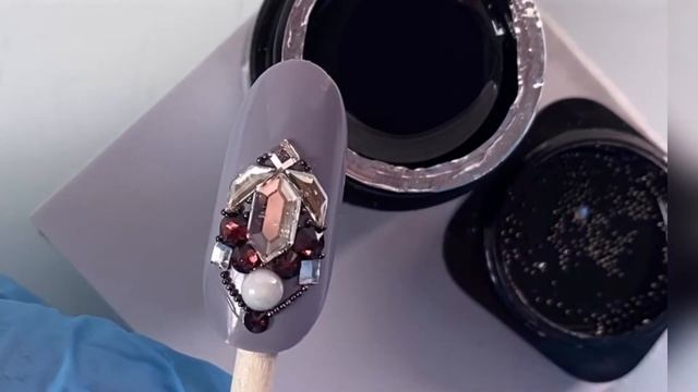 Прикрепить фигурные стразы на ноготь. Как приклеить большие стразы надежно смотреть онлайн