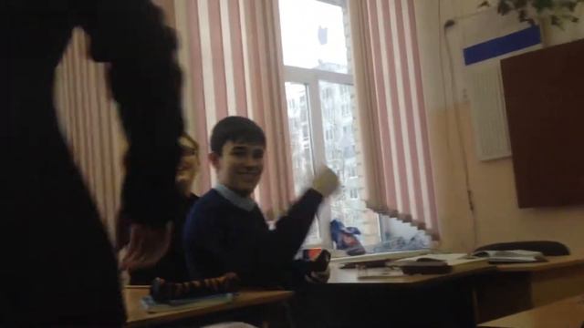 Обезьяне оттягивают уши смотреть онлайн