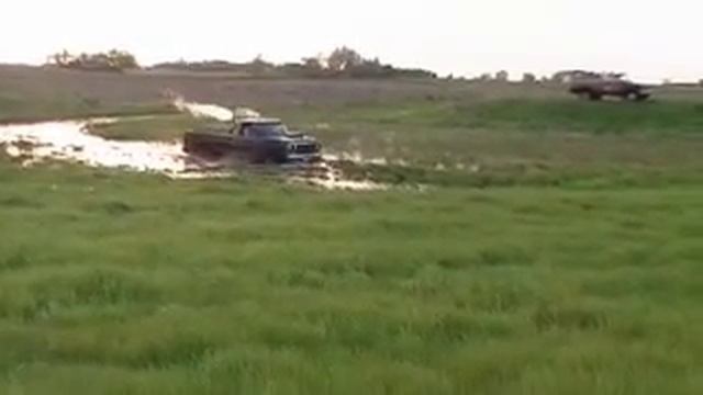 1978 Ford F-150 mudding смотреть онлайн