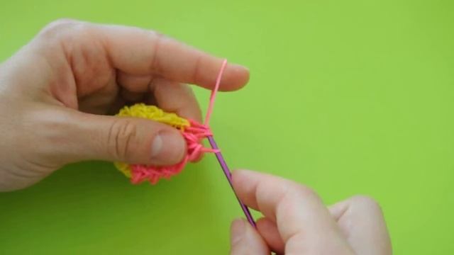 ❤Свитер для Монстер Хай. Одежда из резинок. Как плести свитер из резинок в видеоуроке №235❤ смотреть онлайн