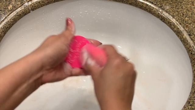 How To Clean Beauty Blender / Beauty Blender Solid Cleanser Demo & Review смотреть онлайн